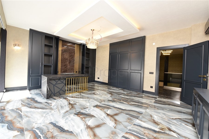 المباني التجارية في وسط محمودلار