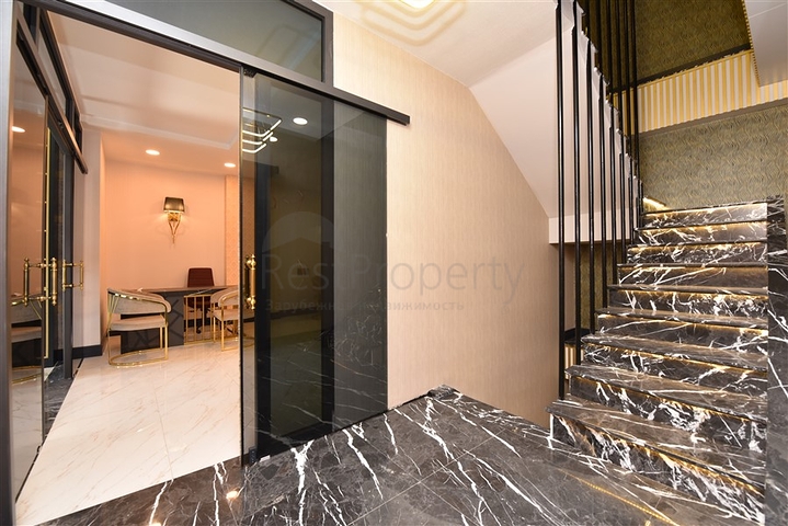 المباني التجارية في وسط محمودلار