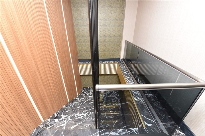 المباني التجارية في وسط محمودلار