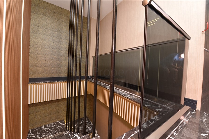 المباني التجارية في وسط محمودلار