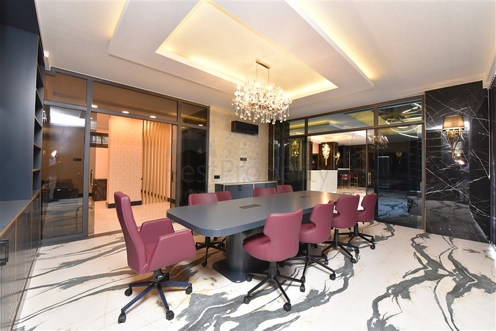 المباني التجارية في وسط محمودلار