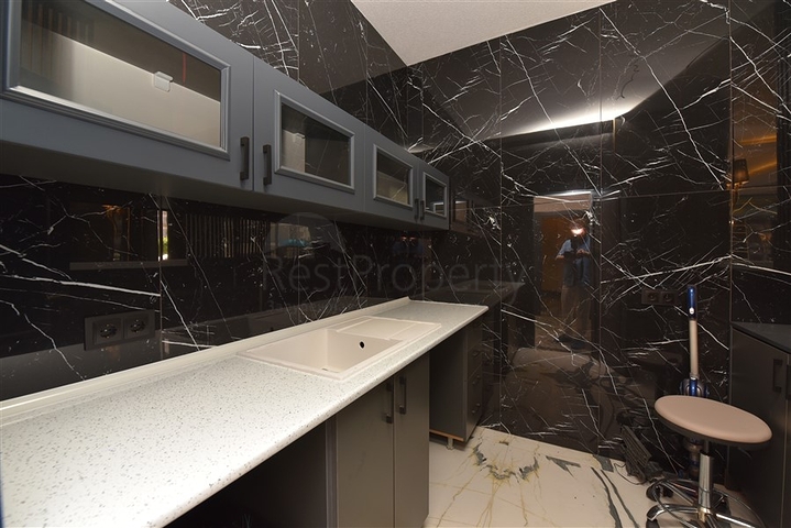 المباني التجارية في وسط محمودلار