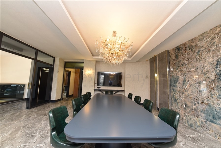 المباني التجارية في وسط محمودلار