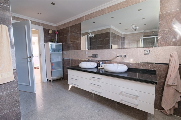 فيلا 4+1 مع مناظر خلابة وحمام سباحة