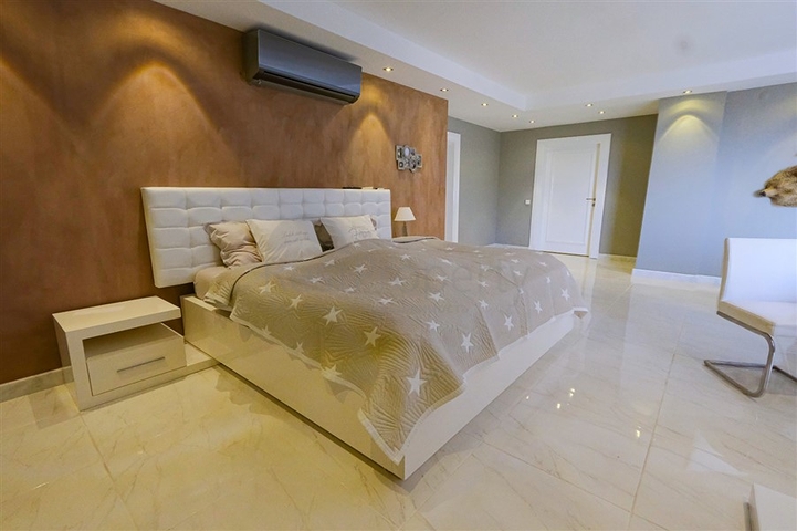 فيلا 4+1 مع مناظر خلابة وحمام سباحة