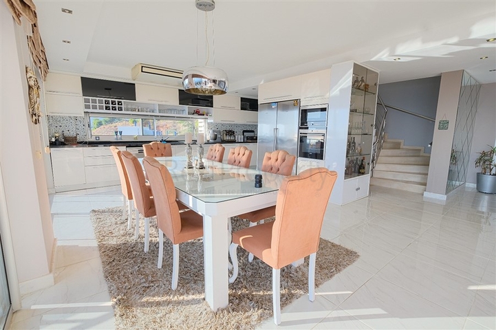 فيلا 4+1 مع مناظر خلابة وحمام سباحة