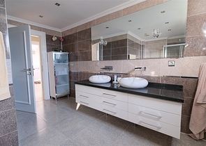 فيلا 4+1 مع مناظر خلابة وحمام سباحة