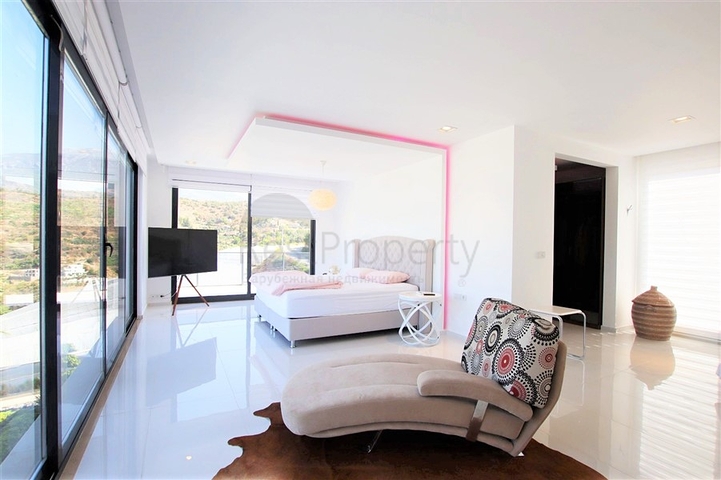 فيلا فاخرة 4 + 1 مع أثاث جديد على الطراز الحديث 