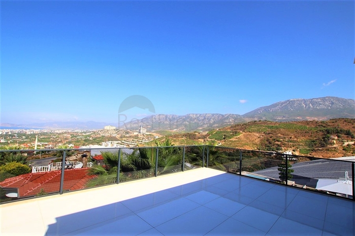 فيلا فاخرة 4 + 1 مع أثاث جديد على الطراز الحديث 