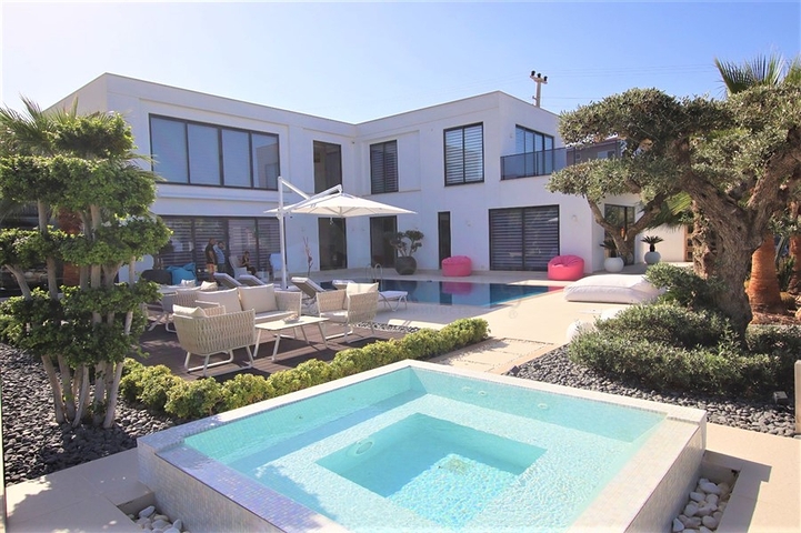 فيلا فاخرة 4 + 1 مع أثاث جديد على الطراز الحديث 