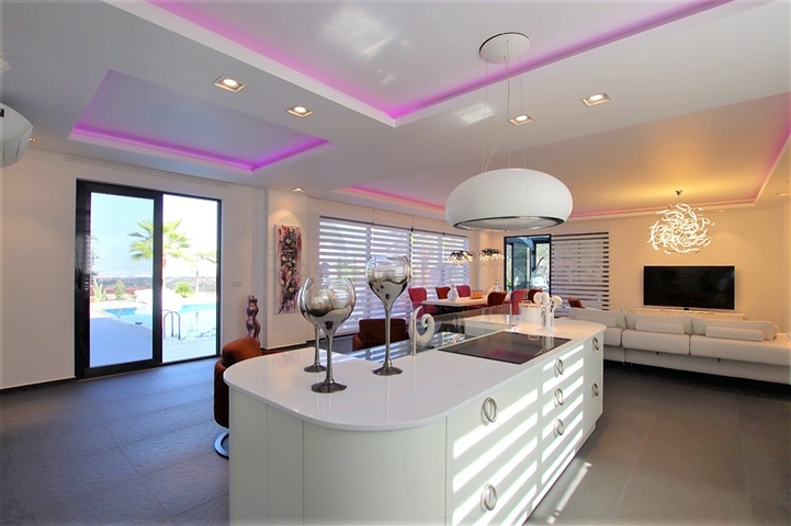 فيلا فاخرة 4 + 1 مع أثاث جديد على الطراز الحديث 