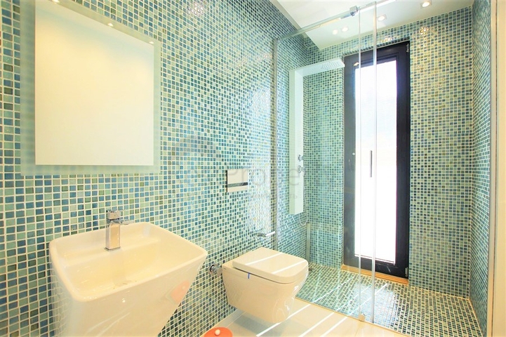 فيلا فاخرة 4 + 1 مع أثاث جديد على الطراز الحديث 