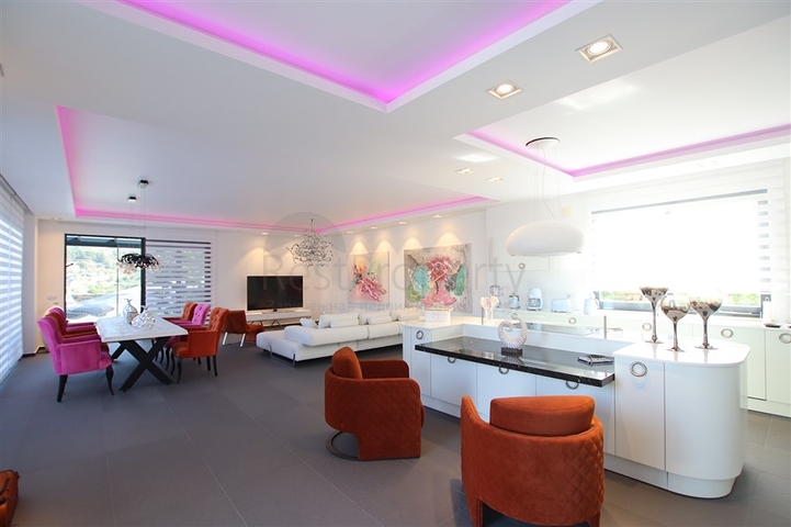 فيلا فاخرة 4 + 1 مع أثاث جديد على الطراز الحديث 