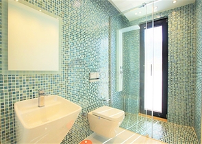 فيلا فاخرة 4 + 1 مع أثاث جديد على الطراز الحديث 