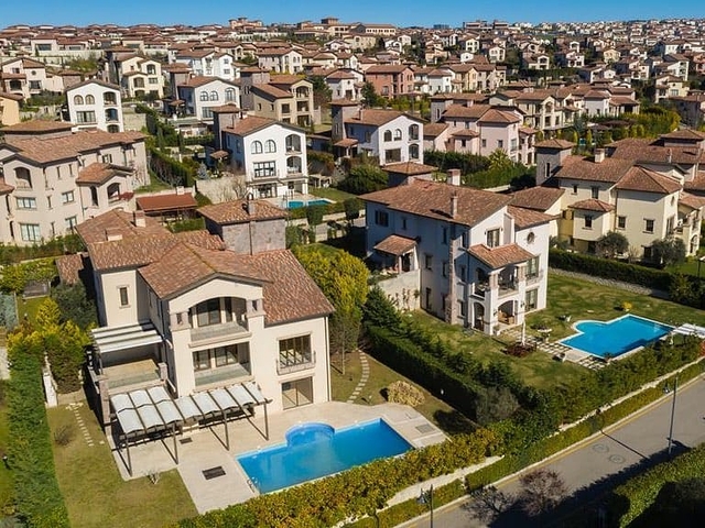 فيلات مطلة على البحر والبحيرة