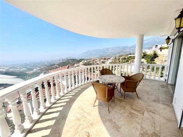 فيلا فسيحة 3 + 2 في منطقة كارجيجاك 