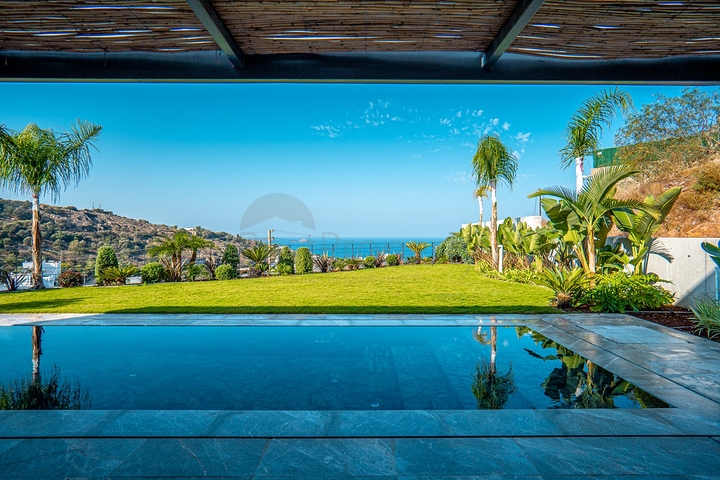 فلل بتصميم عصري أنيق مطلة على البحر في منطقة ياليكافاك