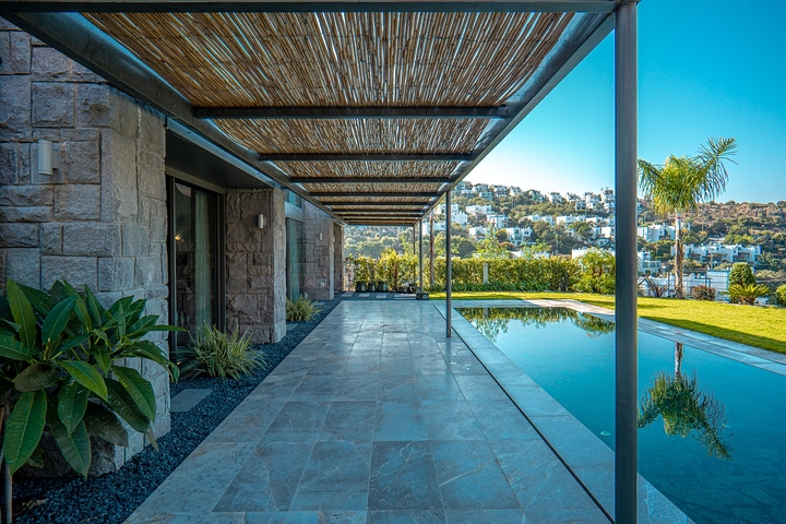 فلل بتصميم عصري أنيق مطلة على البحر في منطقة ياليكافاك