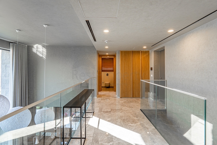 فلل بتصميم عصري أنيق مطلة على البحر في منطقة ياليكافاك