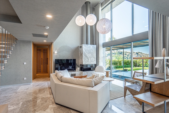 فلل بتصميم عصري أنيق مطلة على البحر في منطقة ياليكافاك