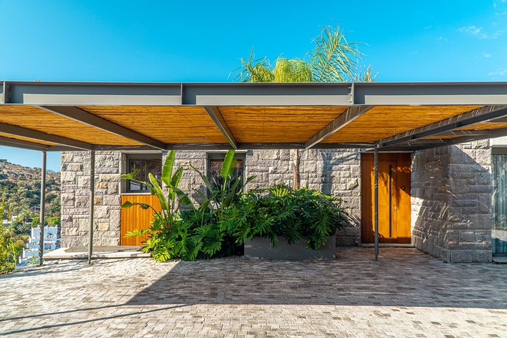 فلل بتصميم عصري أنيق مطلة على البحر في منطقة ياليكافاك