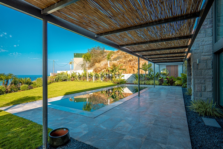 فلل بتصميم عصري أنيق مطلة على البحر في منطقة ياليكافاك