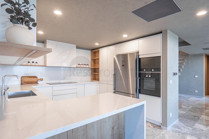 فلل بتصميم عصري أنيق مطلة على البحر في منطقة ياليكافاك