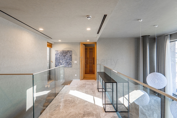 فلل بتصميم عصري أنيق مطلة على البحر في منطقة ياليكافاك