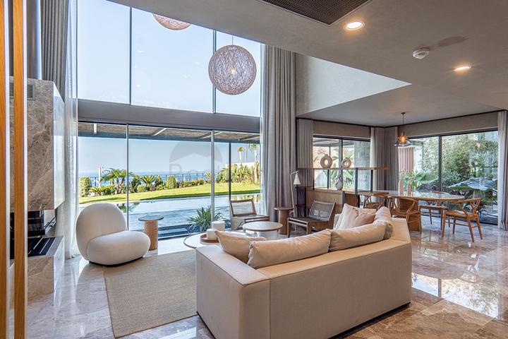 فلل بتصميم عصري أنيق مطلة على البحر في منطقة ياليكافاك