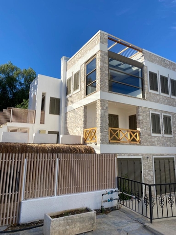 فيلا منفصلة 4 + 1 تطل على البحر والمدينة في خليج بورداكشي ، بودروم