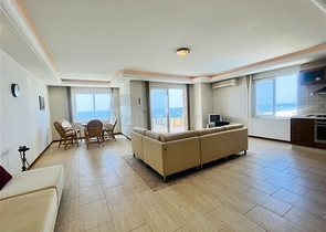 شقة 3+1 مع إطلالة لا تشوبها شائبة على البحر الأبيض المتوسط