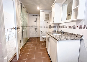 بنتهاوس واسع 4 + 1 مطل على البحر بنتهاوس واسع 4 + 1 مطل على البحر