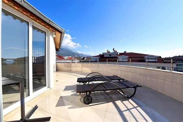 بنتهاوس دوبلكس 4 + 1 في منطقة كستل ، على بعد 20 متر فقط من البحر