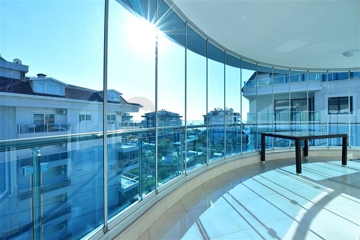 بنتهاوس دوبلكس 4 + 1 في منطقة كستل ، على بعد 20 متر فقط من البحر