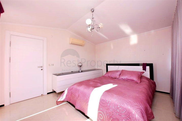 بنتهاوس دوبلكس 4 + 1 في منطقة كستل ، على بعد 20 متر فقط من البحر