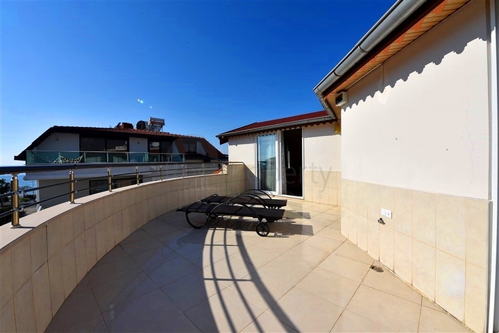 بنتهاوس دوبلكس 4 + 1 في منطقة كستل ، على بعد 20 متر فقط من البحر