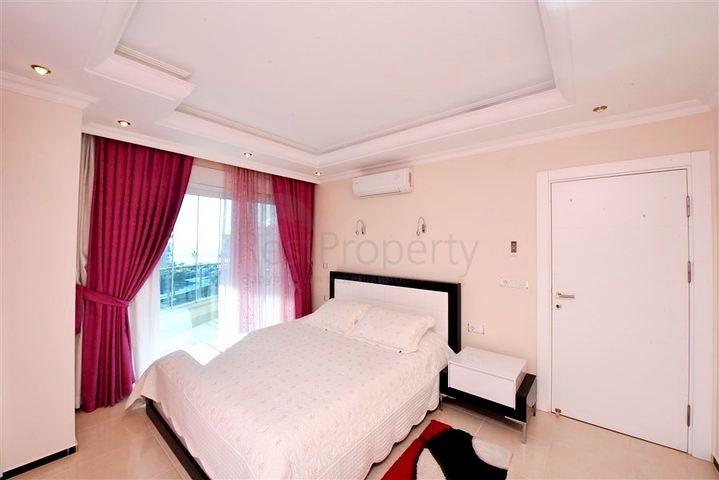 بنتهاوس دوبلكس 4 + 1 في منطقة كستل ، على بعد 20 متر فقط من البحر