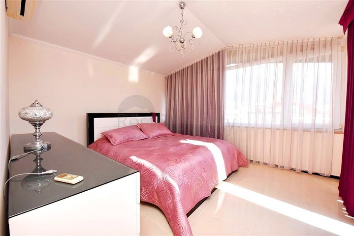 بنتهاوس دوبلكس 4 + 1 في منطقة كستل ، على بعد 20 متر فقط من البحر