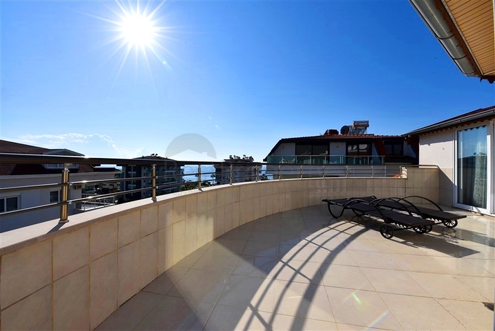 بنتهاوس دوبلكس 4 + 1 في منطقة كستل ، على بعد 20 متر فقط من البحر