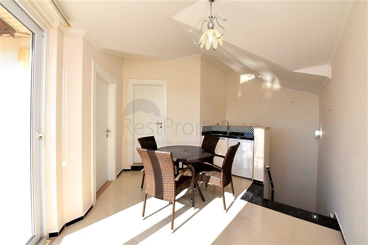 بنتهاوس دوبلكس 4 + 1 في منطقة كستل ، على بعد 20 متر فقط من البحر