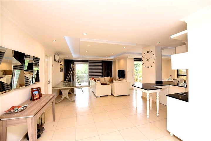 شقة فسيحة ومشرقة 3 + 1 من المالك في حي أفسالار