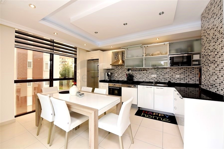 شقة فسيحة ومشرقة 3 + 1 من المالك في حي أفسالار