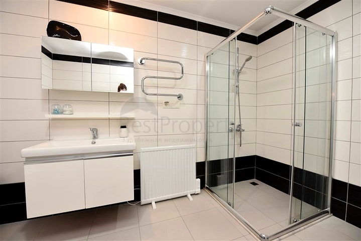 شقة فسيحة ومشرقة 3 + 1 من المالك في حي أفسالار