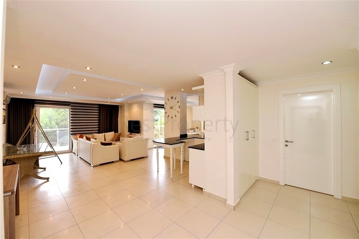 شقة فسيحة ومشرقة 3 + 1 من المالك في حي أفسالار