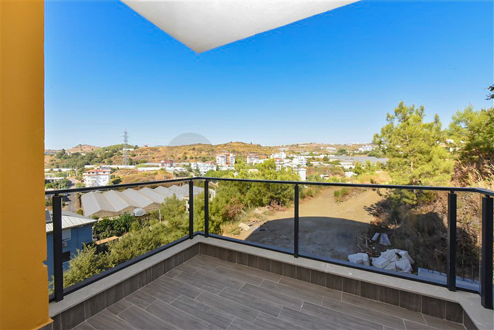 شقة 1+1 في منطقة كوناكلي في مجمع قيد الإنشاء