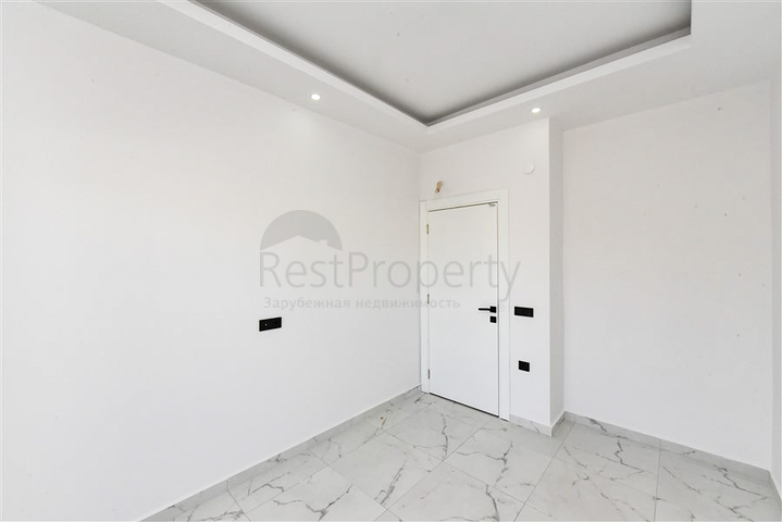 شقة 1+1 في منطقة كوناكلي في مجمع قيد الإنشاء