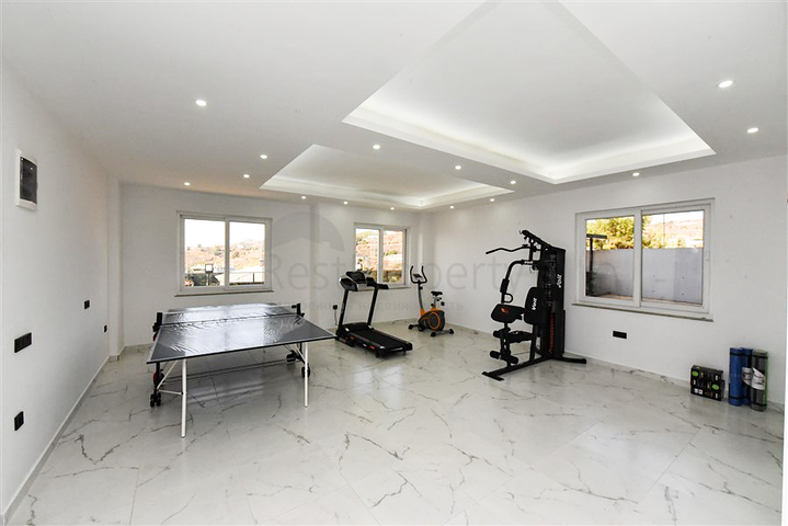 شقة 1+1 في منطقة كوناكلي في مجمع قيد الإنشاء