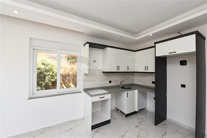 شقة 1+1 في منطقة كوناكلي في مجمع قيد الإنشاء