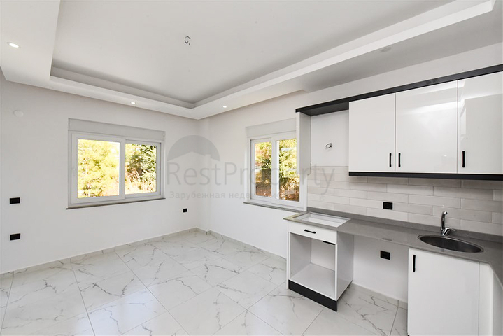 شقة 1+1 في منطقة كوناكلي في مجمع قيد الإنشاء