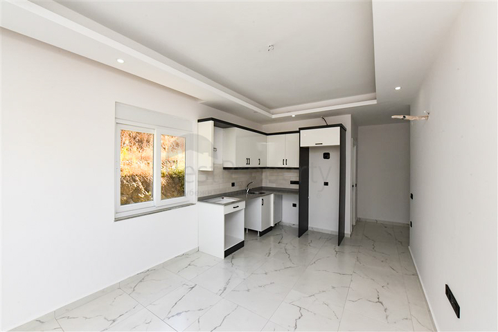 شقة 1+1 في منطقة كوناكلي في مجمع قيد الإنشاء